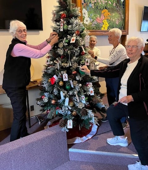 AUUC members decorating a Christmas tree